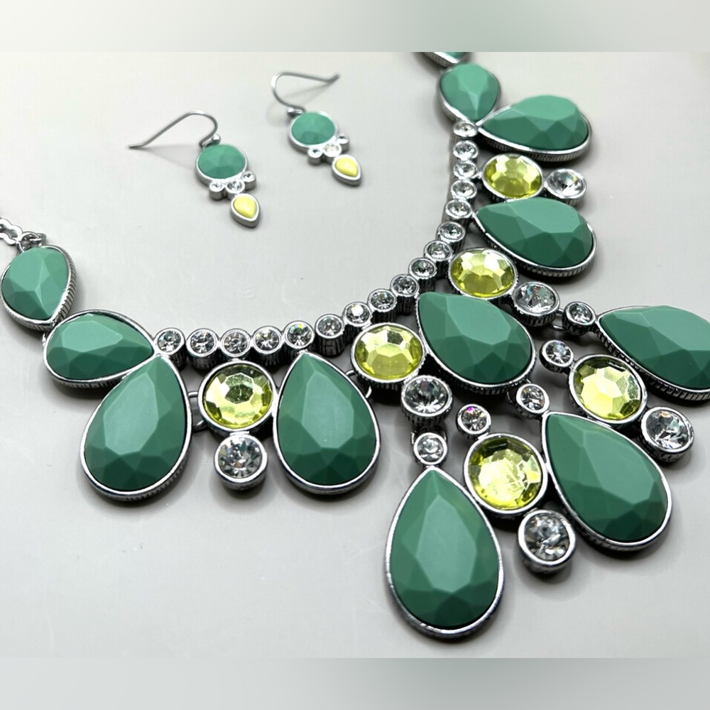 NWOT lia sophia set “Melodious” statement necklace 21-26” w/ matching earrings